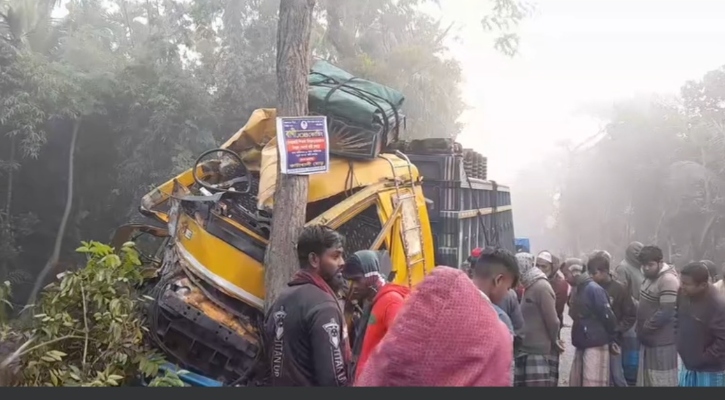 বাগেরহাটে নিয়ন্ত্রণ হারিয়ে ট্রাক খাদে, চালক নিহত